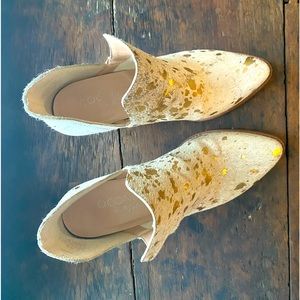 Gold Speck Cowhide Booties, size 10.